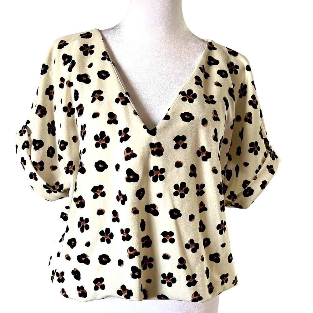 Mellóday White Leopard Cropped Short Sleeve Top. Size Large. Great Condtion.